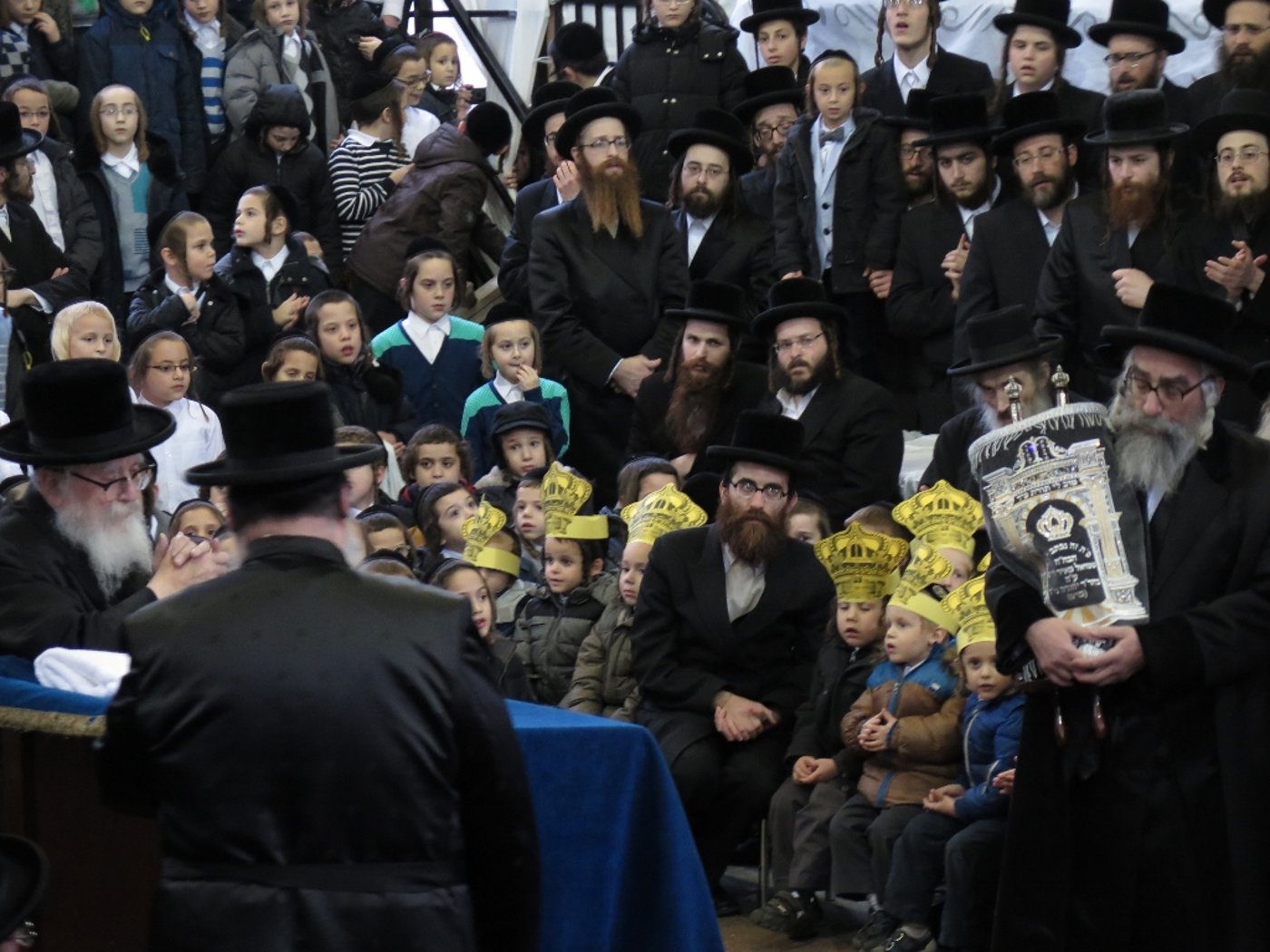 תיעוד: הכנסת ספר תורה לביהמ"ד סקווירא במונסי