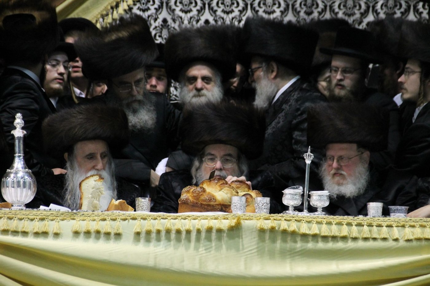 רגעי השיא: הרבי מבעלזא בריקוד עם הרבי ממכנובקא • וידאו ותמונות