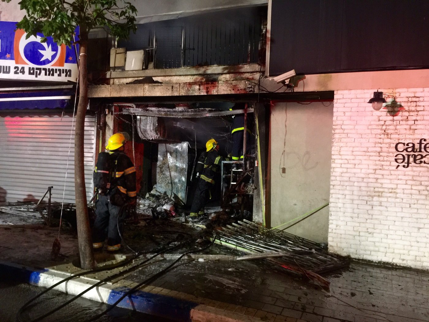 תיעוד: לוחמי האש השתלטו על שריפה במכבסה בנתניה
