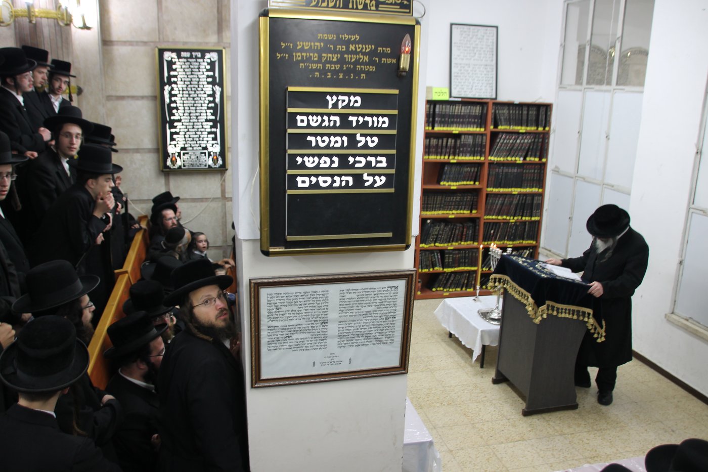 אדמו"רי בני ברק בהדלקת הנר השני • גלריה
