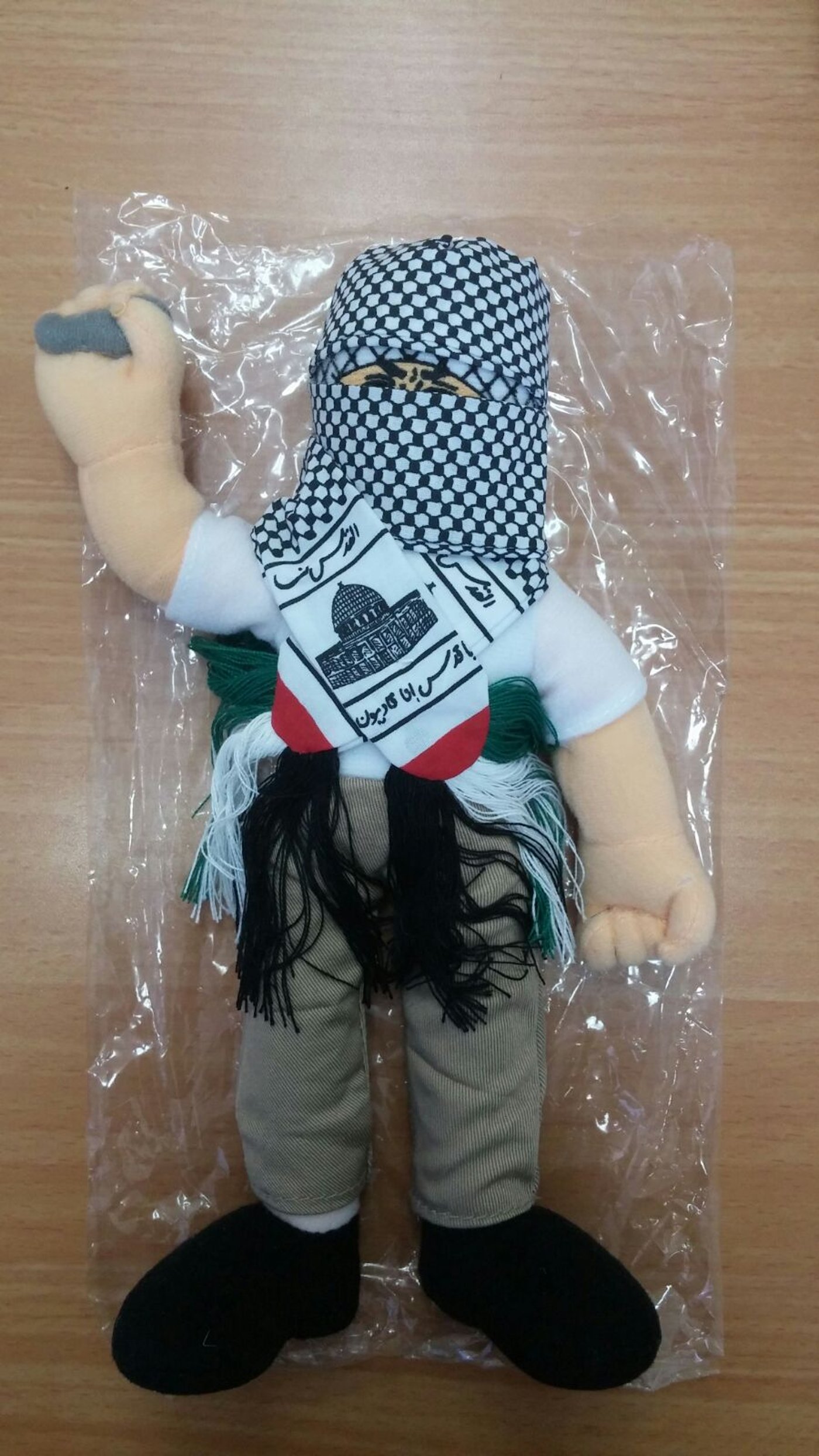 בובות הסתה: נתפסו בובות רעולות פנים ומחזיקות אבן