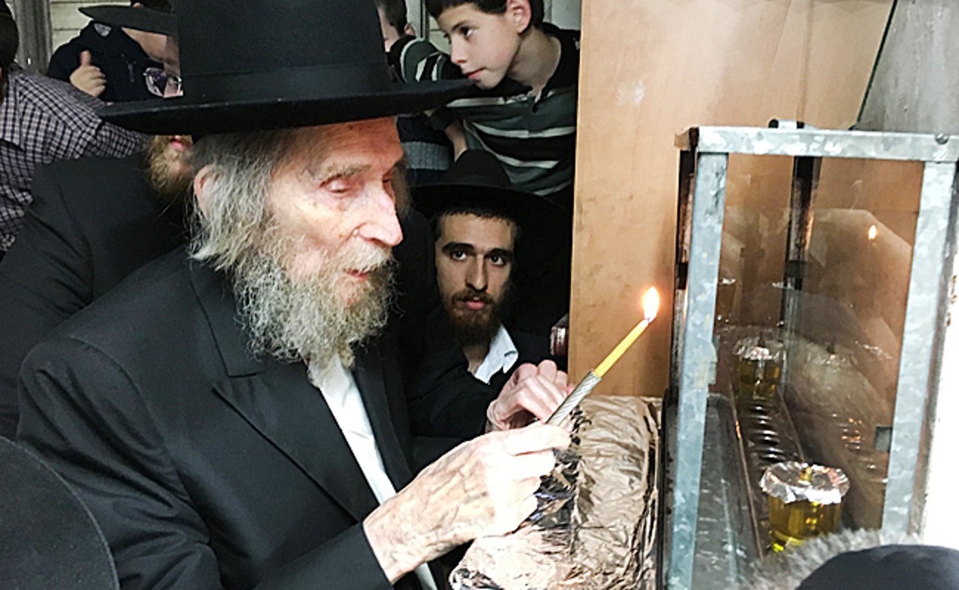 מרן הרב שטיינמן בהדלקת נר חנוכה