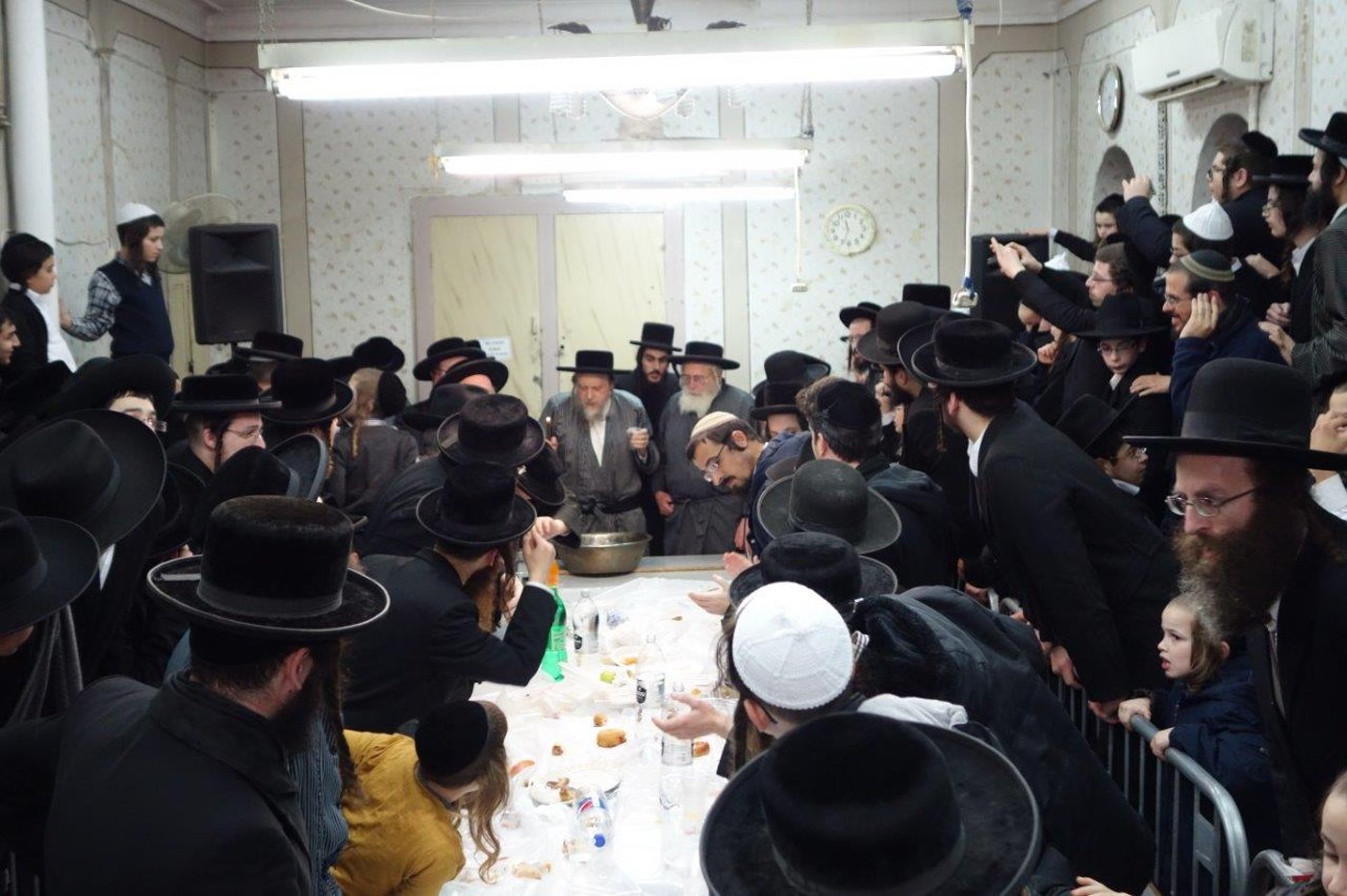 הרבי ממבקשי אמונה ביקש: "לשרוף אייפון עם הפתילות"