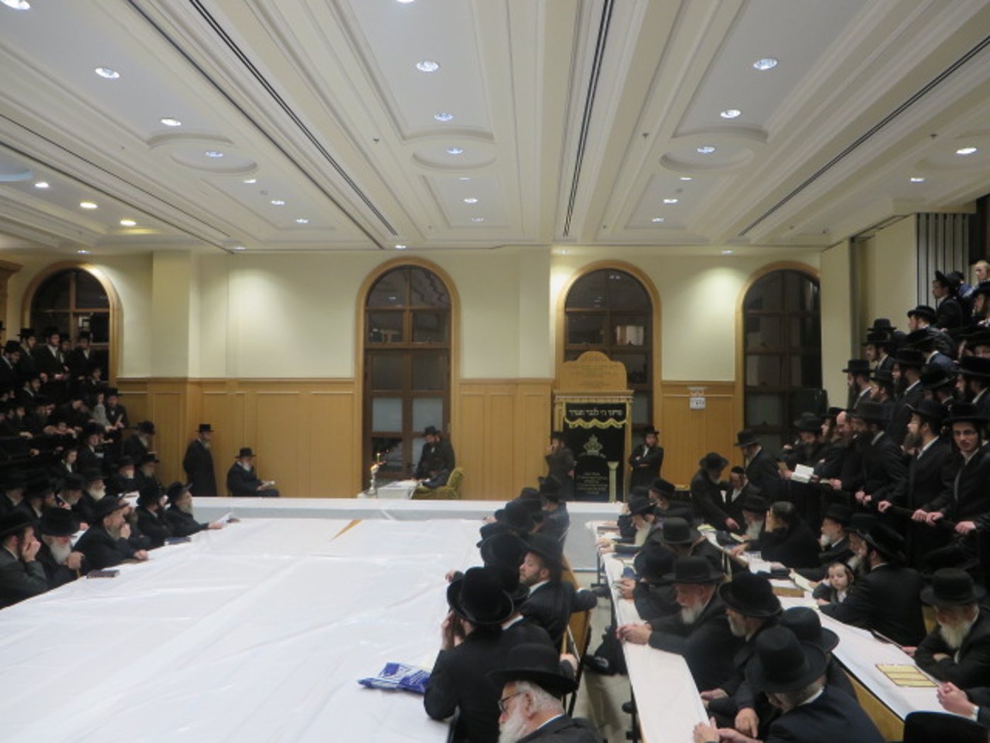 מיוחד: חג החנוכה במחיצת זקן האדמו"רים הרבי מערלוי • תיעוד