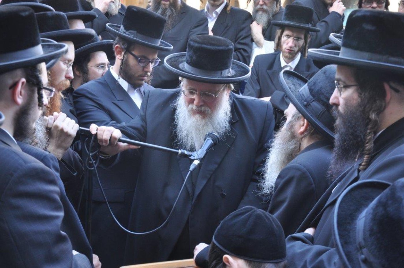 תיעוד: הלוויית המקובל רבי מתתיהו סאפרין זצ"ל