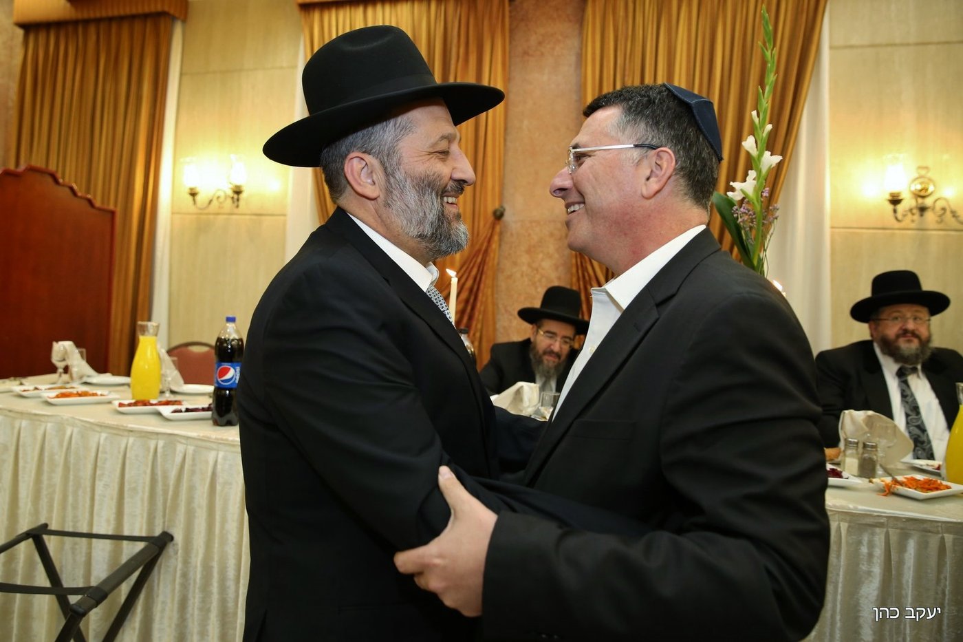אדמורי"ם ראשי ישיבות ואישי ציבור בשמחת השבע ברכות לבתו של אריה דרעי