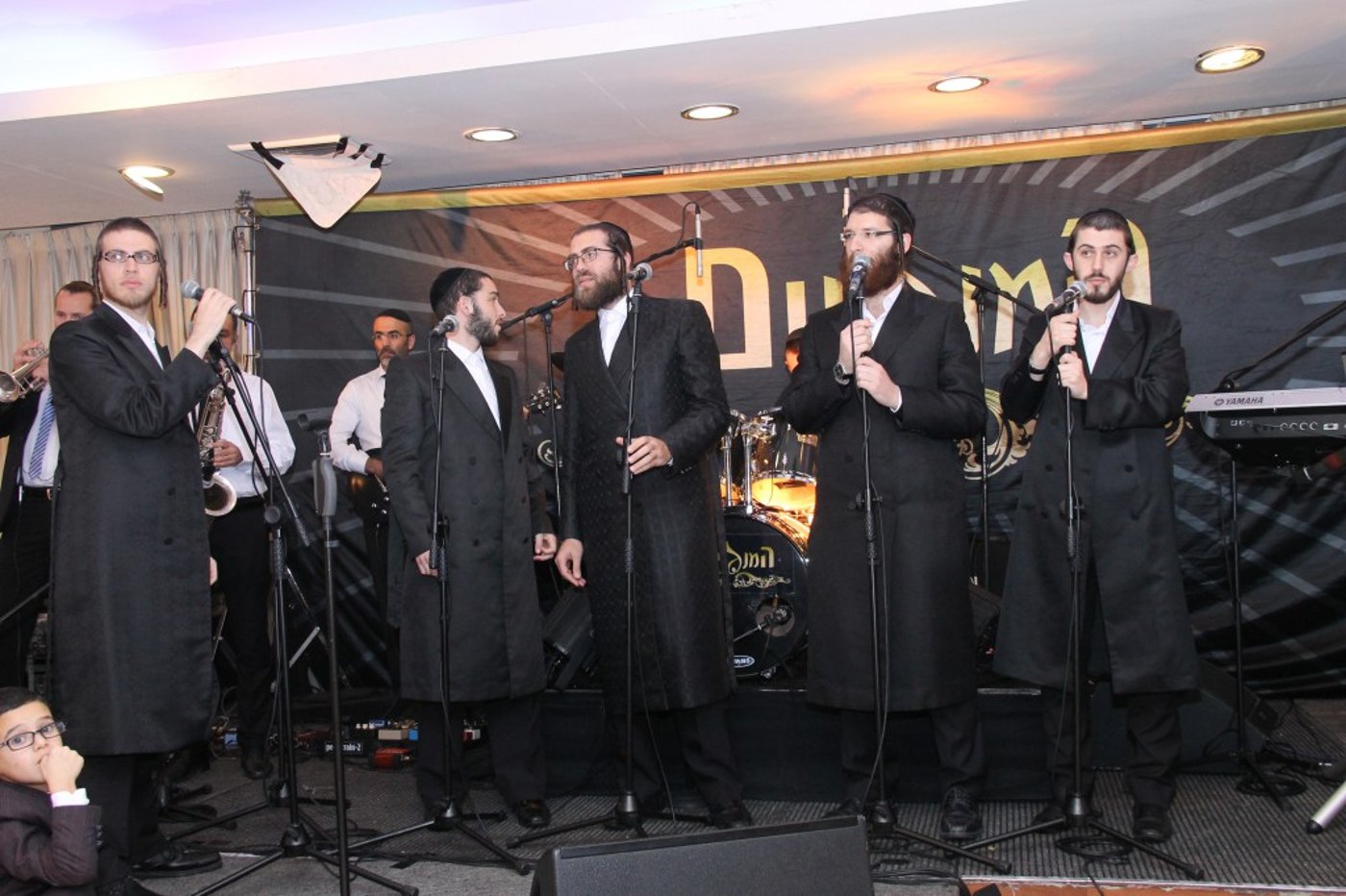 הקלידן של 'המנגנים' מוישי רוט התארס • צפו