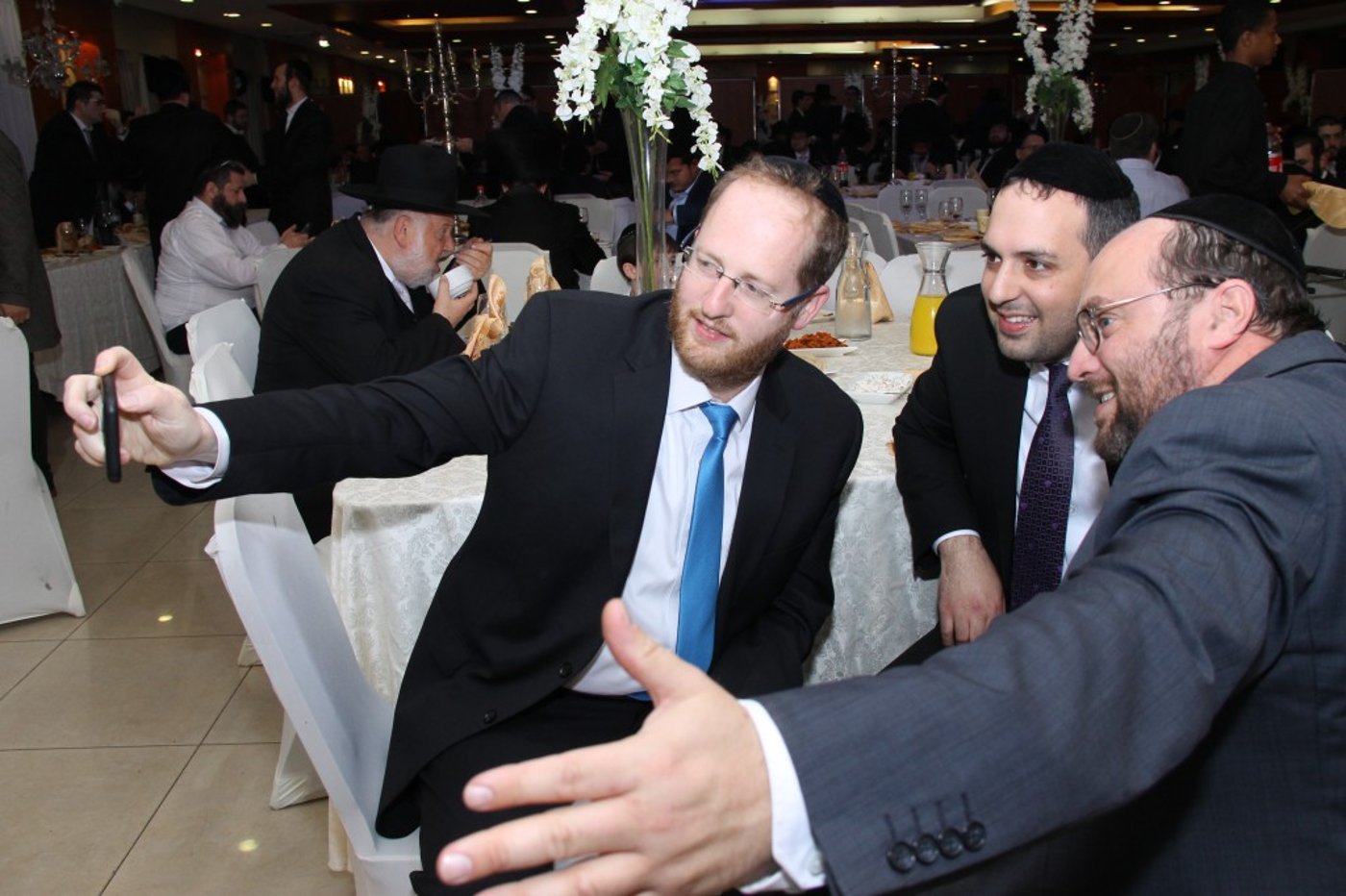 הקלידן של 'המנגנים' מוישי רוט התארס • צפו