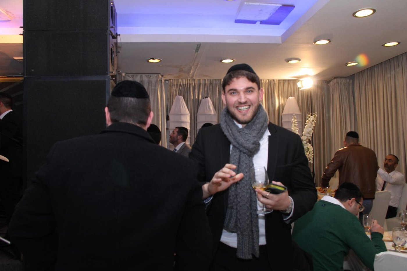הקלידן של 'המנגנים' מוישי רוט התארס • צפו