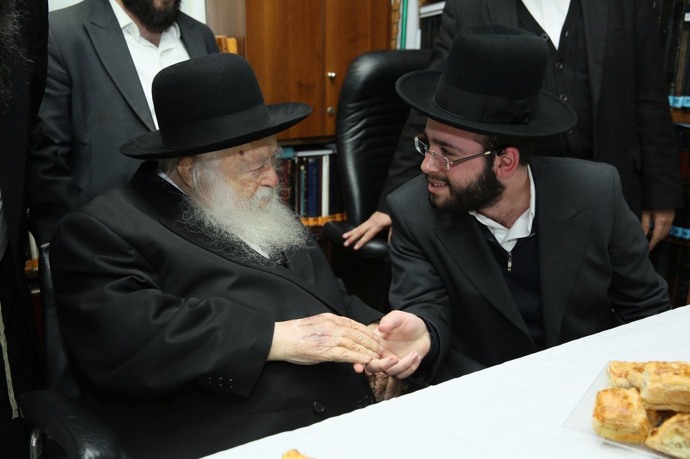 מזל טוב: נכדו של שר התורה התארס. צפו