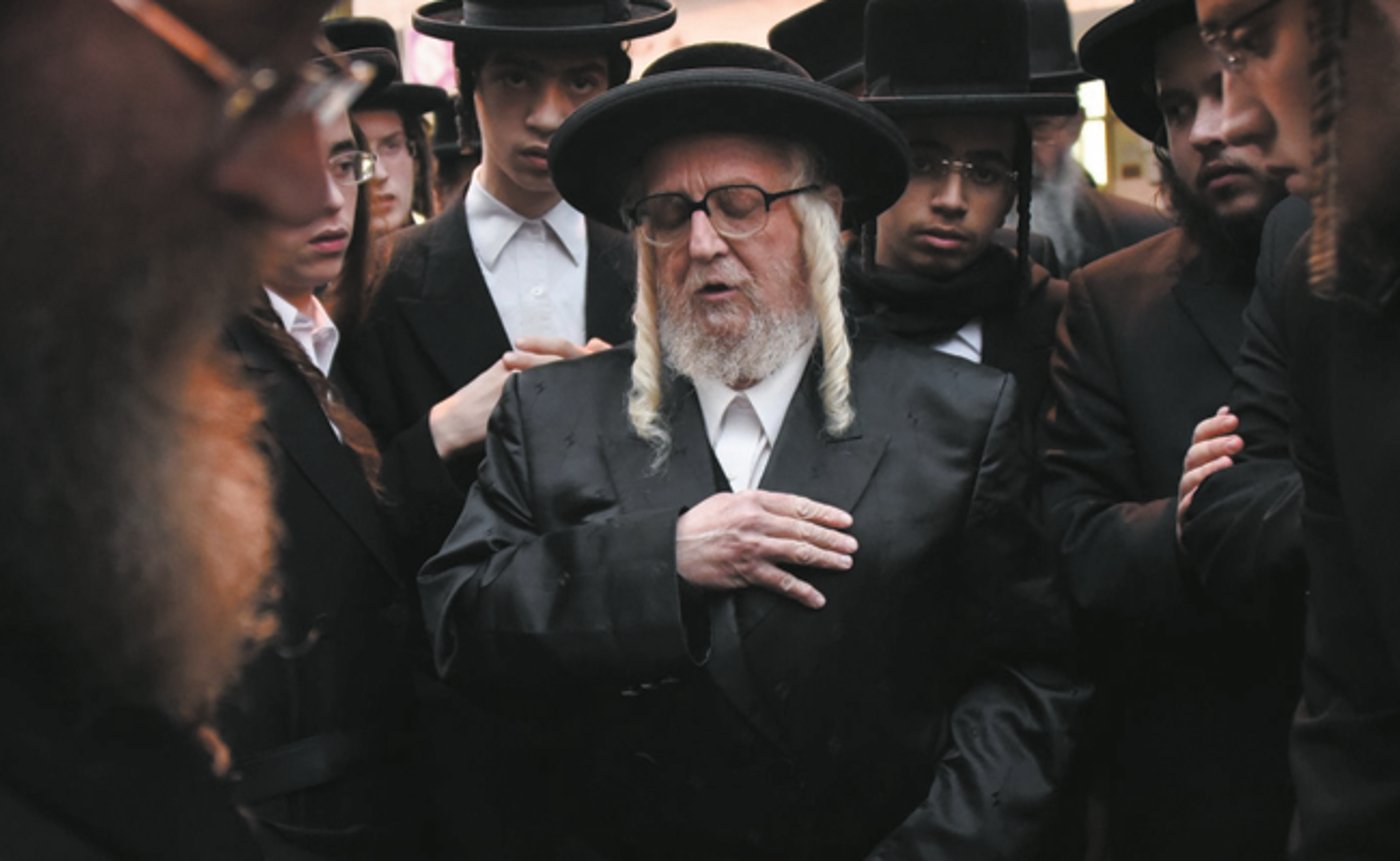 תיעוד: האדמו"ר מזלאטשוב מירר בבכי בהלווית אישתו