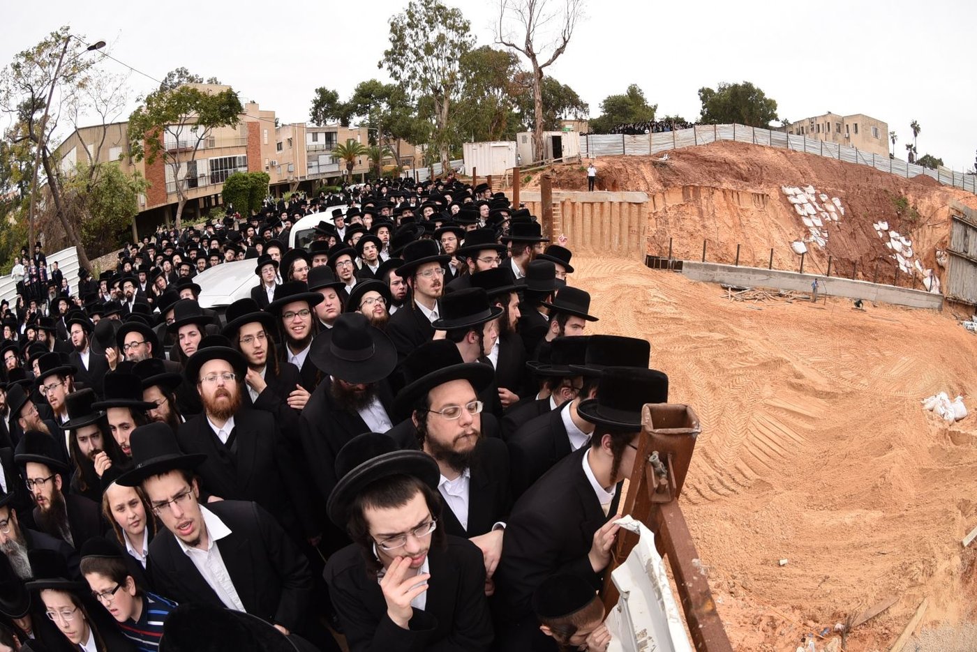 ספר התורה הנדיר הוצא לכבוד הרבי מסקווירא • תמונות