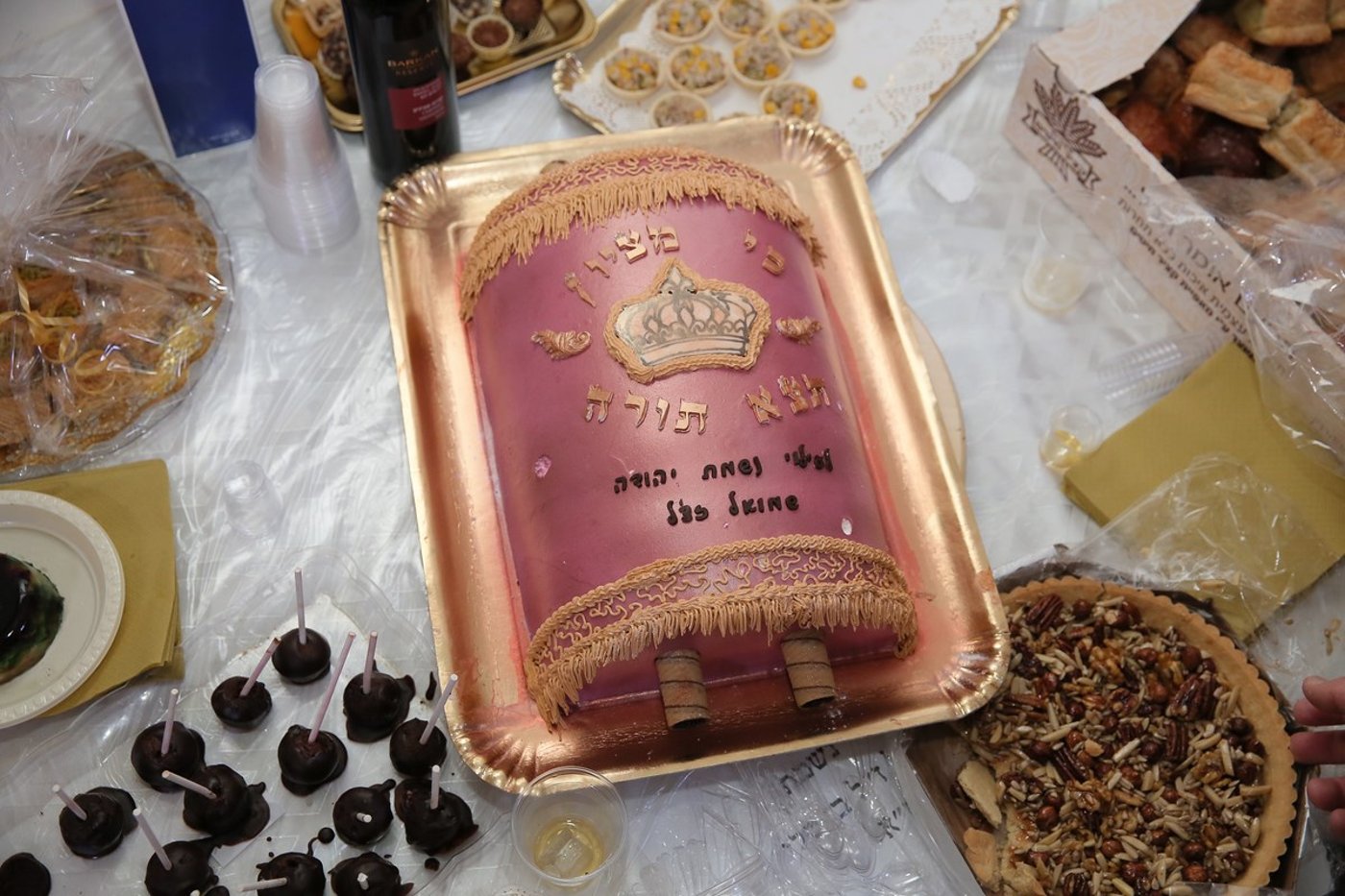 עמי מימון הכניס ספר תורה לעילוי נשמת בנו
