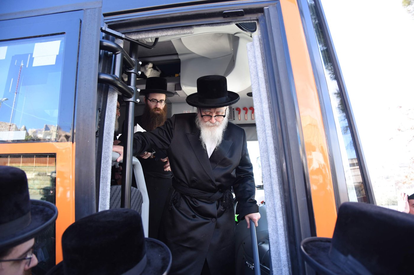 הרבי מסקווירא התפלל בקבר רחל ובמערת המכפלה. צפו