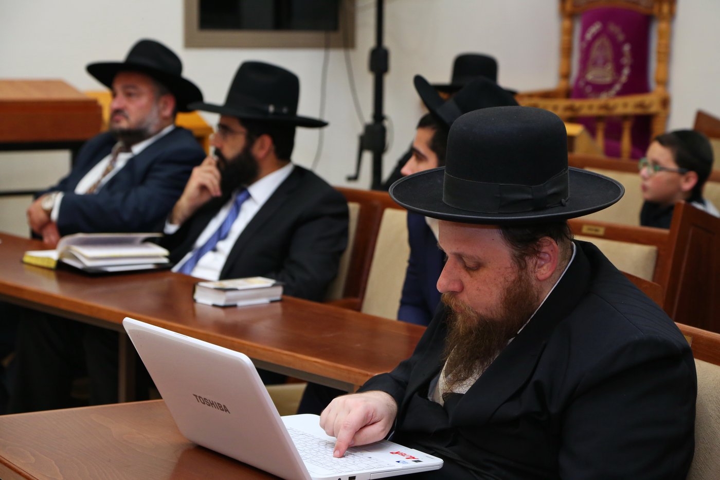 אזכרה לנכד משה אבוטבול; הגר"ר אלבז: "אייפון - ירייה במח"