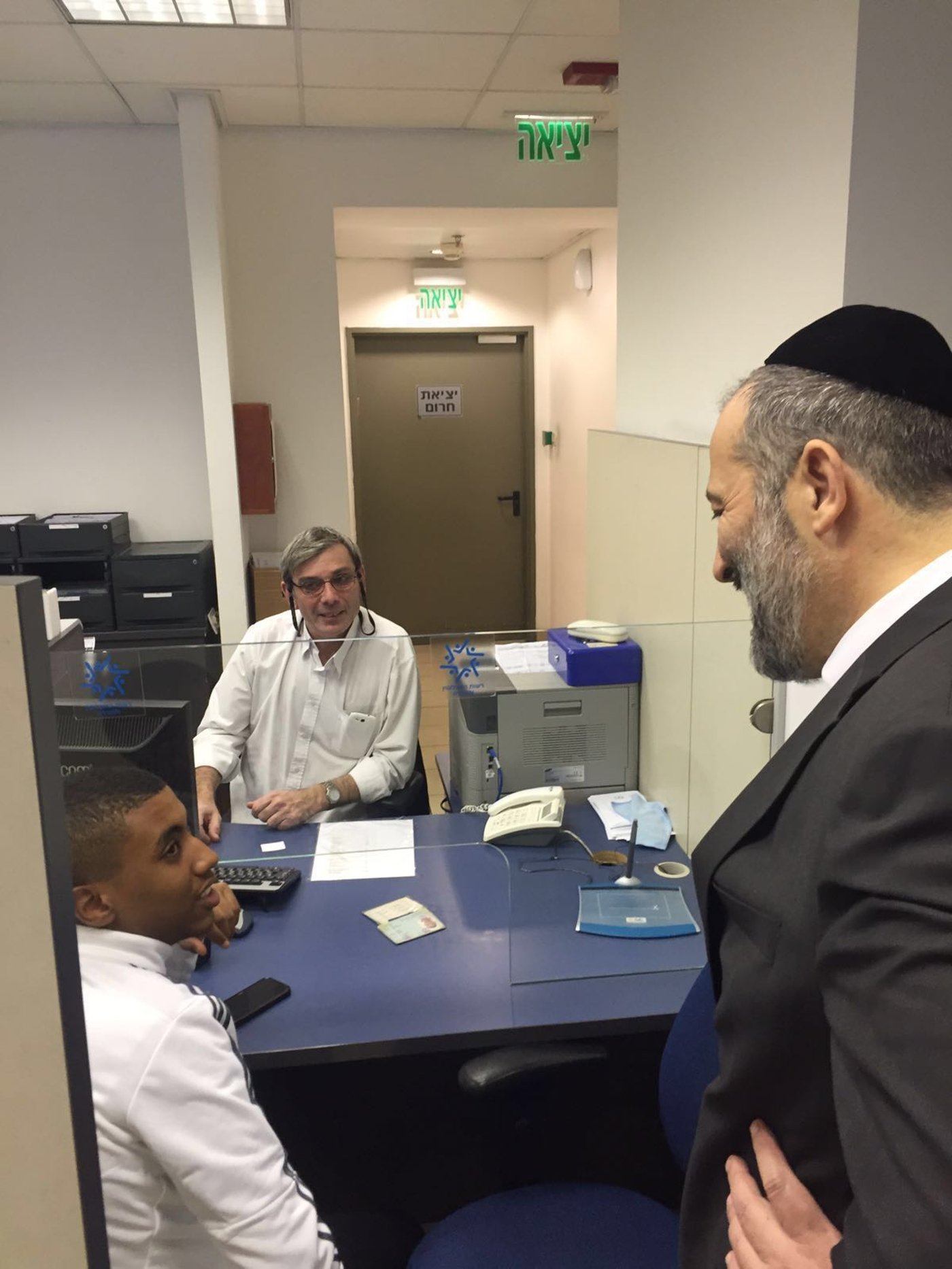 צפו: שר הפנים אריה דרעי בביקור פתע בלשכת מנהל האוכלוסין בחיפה