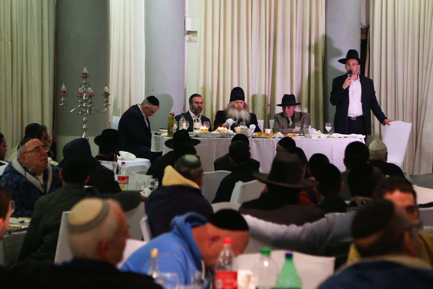 שיער שופע, כובע מהודר, קמע וכפפות: זהו "האדמו"ר מ'מלטה'"