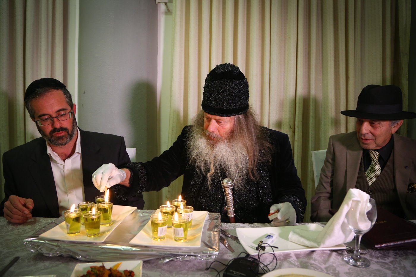 שיער שופע, כובע מהודר, קמע וכפפות: זהו "האדמו"ר מ'מלטה'"
