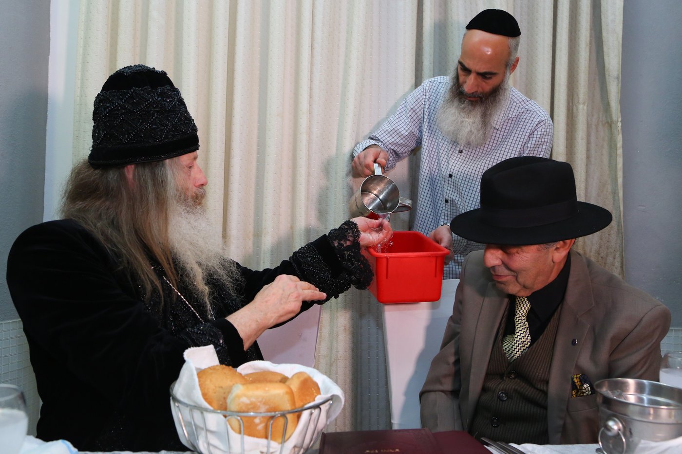 שיער שופע, כובע מהודר, קמע וכפפות: זהו "האדמו"ר מ'מלטה'"