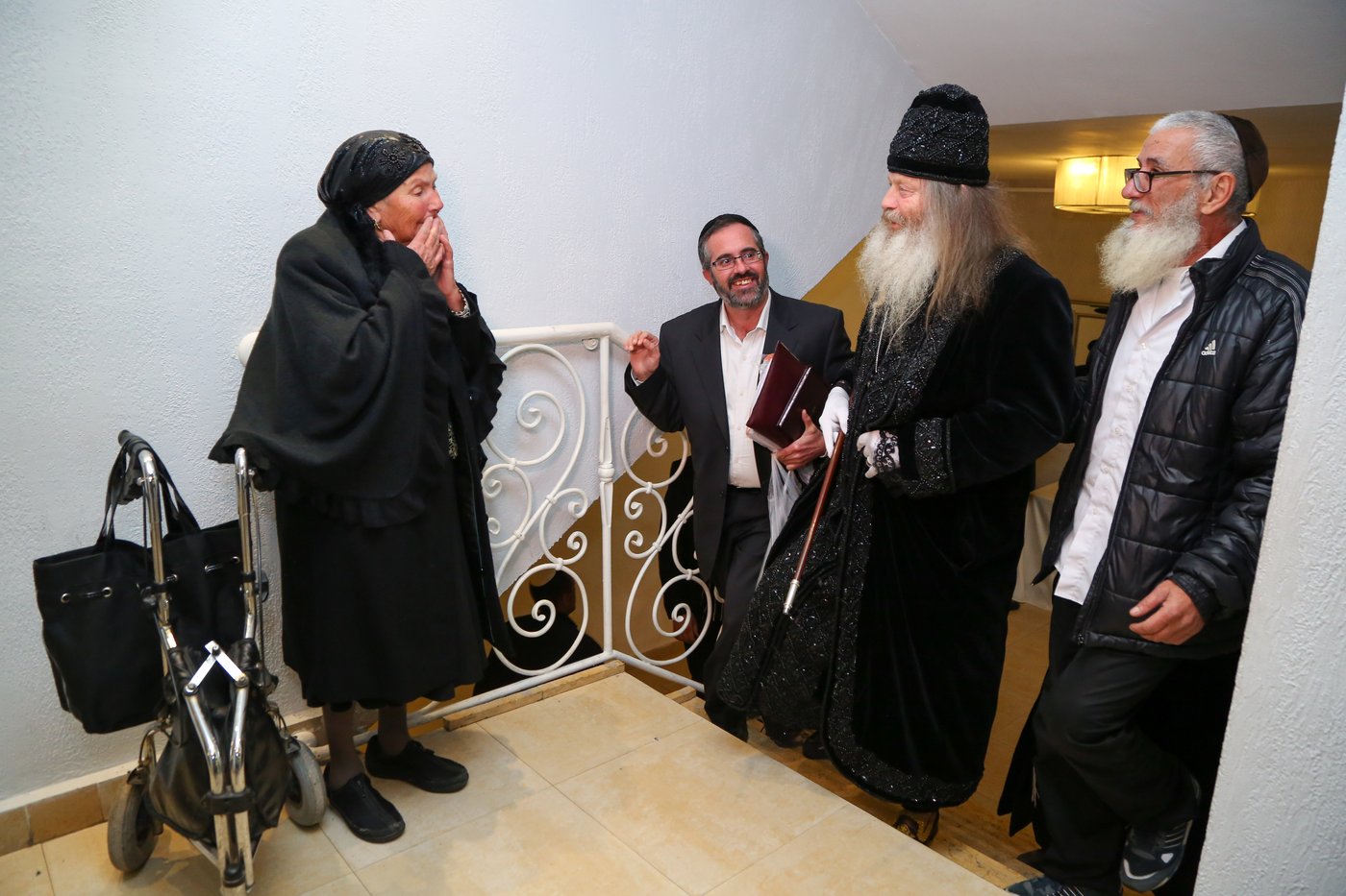 שיער שופע, כובע מהודר, קמע וכפפות: זהו "האדמו"ר מ'מלטה'"