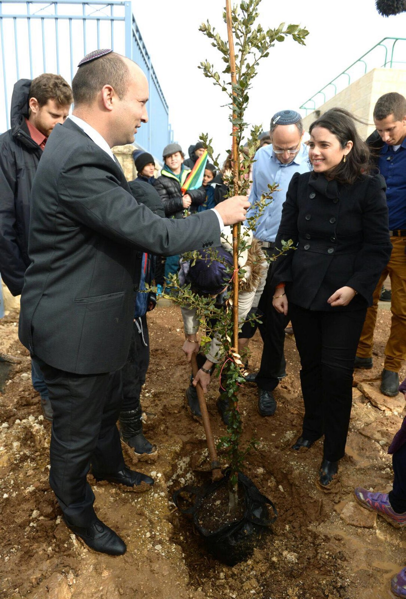 תמונות: בנט ושקד נטעו עצים בגוש עציון