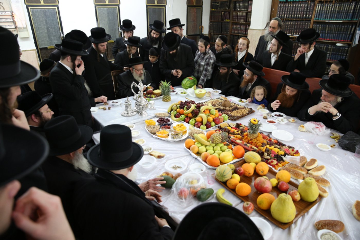 הטישים של האדמו"רים לרגל ט"ו בשבט. צפו