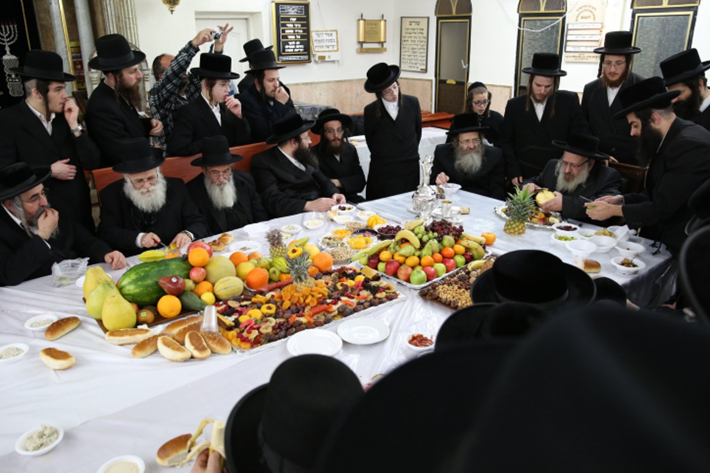 הטישים של האדמו"רים לרגל ט"ו בשבט. צפו