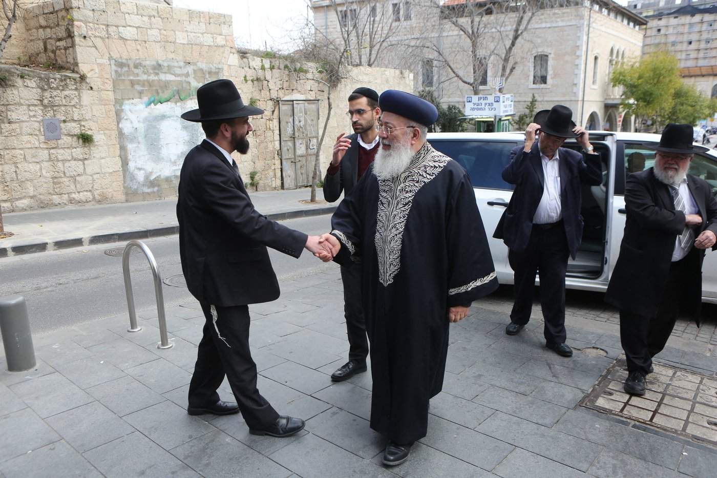 הגר"ש עמאר סייר בחנויות ובעסקים בירושלים • צפו בתיעוד