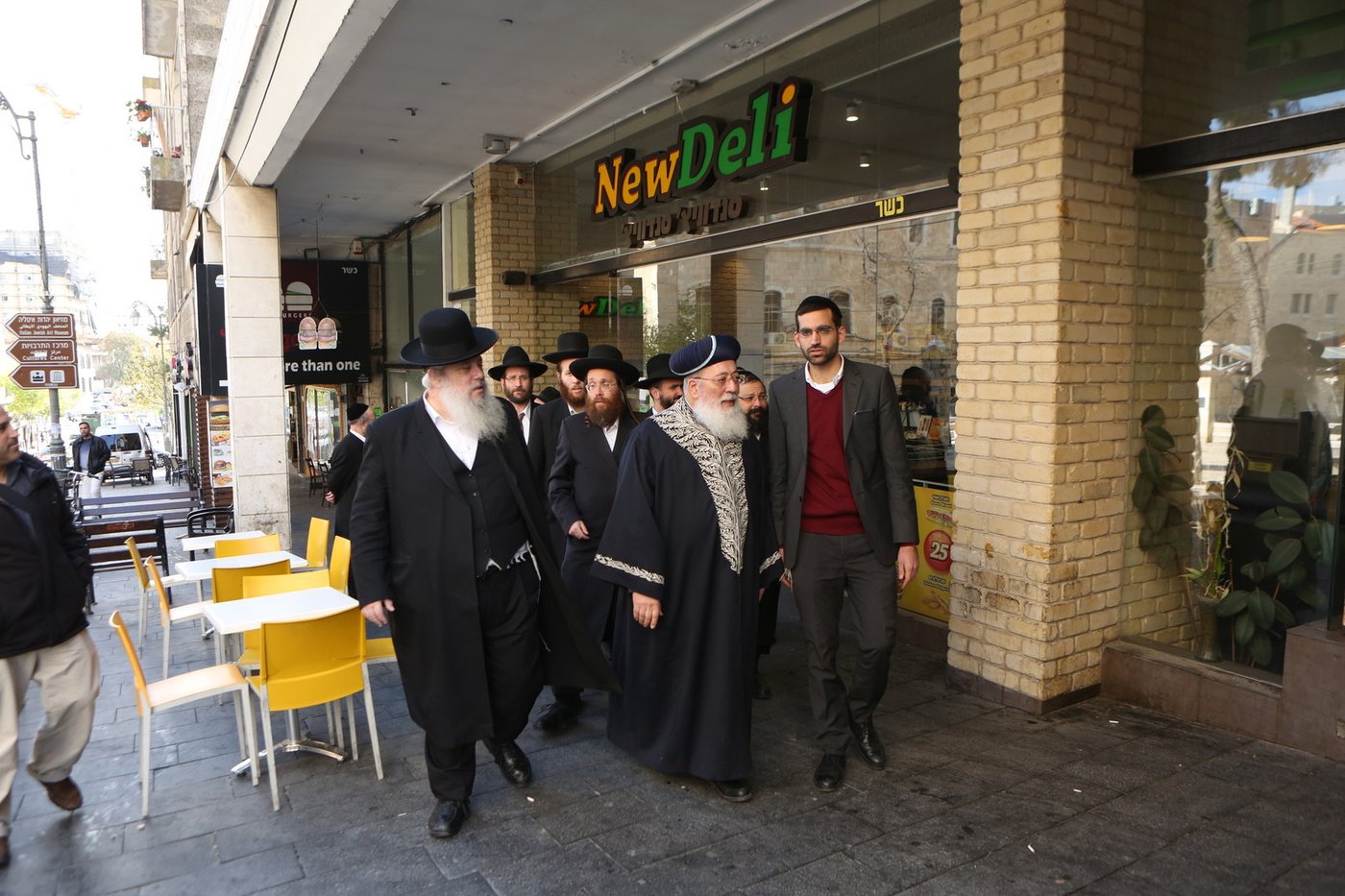 הגר"ש עמאר סייר בחנויות ובעסקים בירושלים • צפו בתיעוד