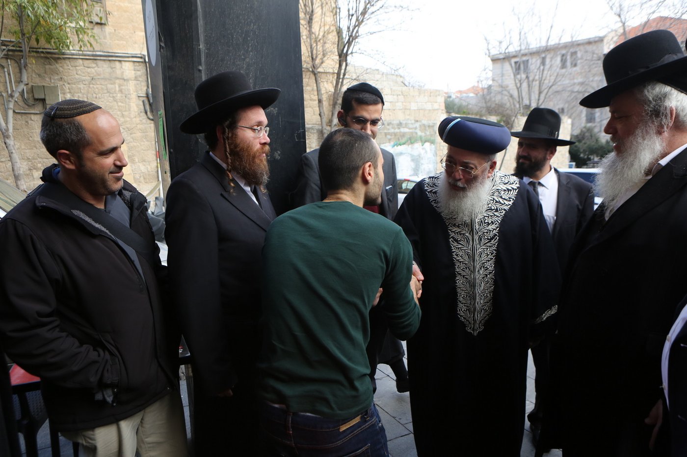 הגר"ש עמאר סייר בחנויות ובעסקים בירושלים • צפו בתיעוד