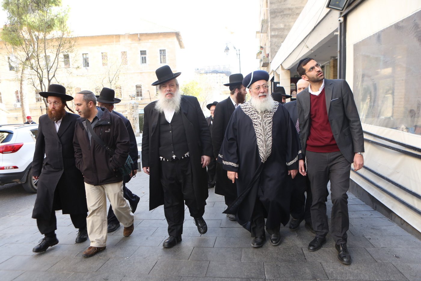 הגר"ש עמאר סייר בחנויות ובעסקים בירושלים • צפו בתיעוד