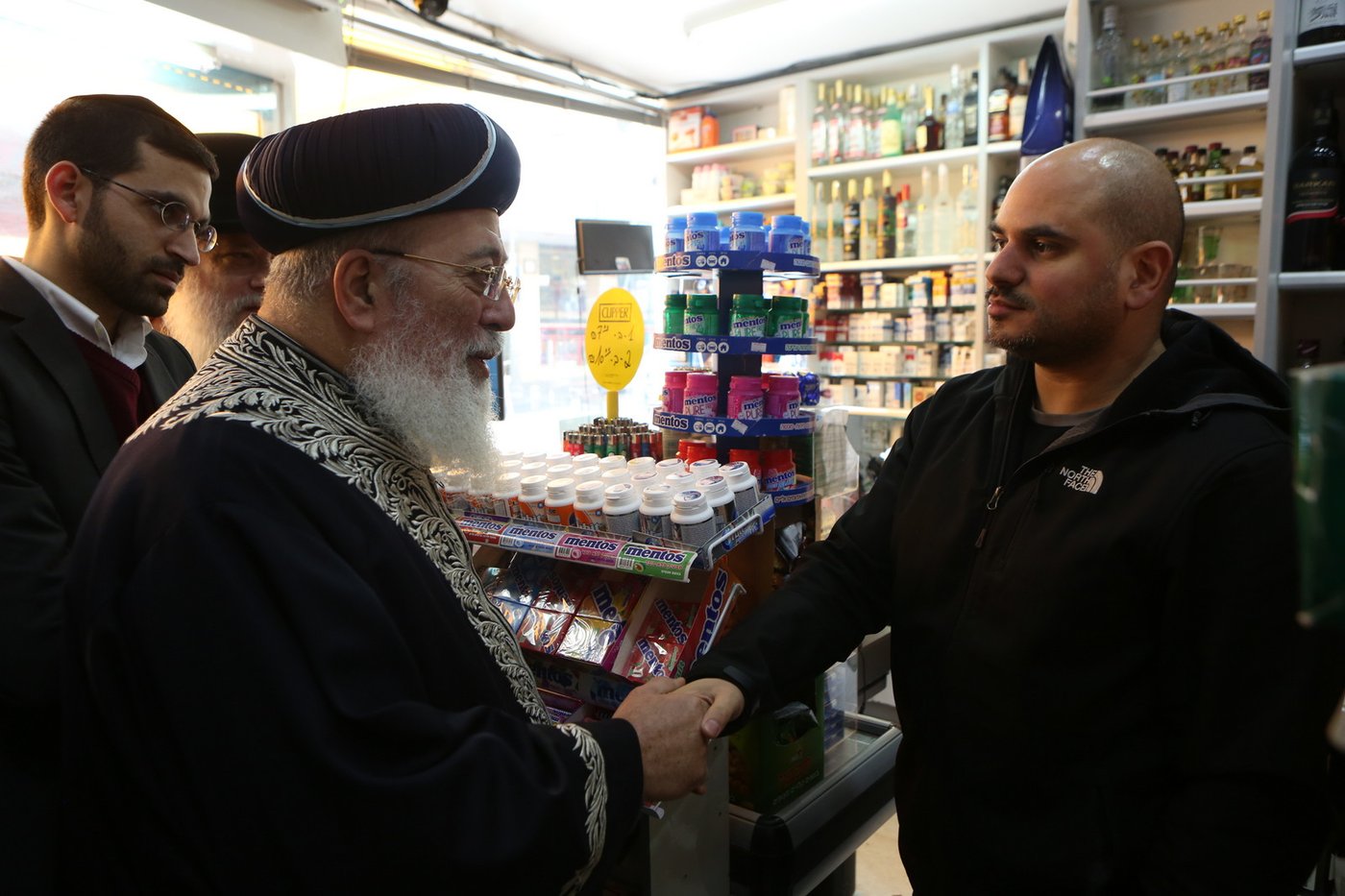 הגר"ש עמאר סייר בחנויות ובעסקים בירושלים • צפו בתיעוד