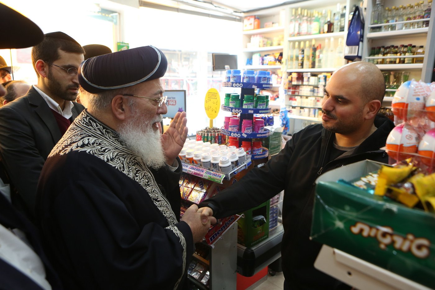 הגר"ש עמאר סייר בחנויות ובעסקים בירושלים • צפו בתיעוד