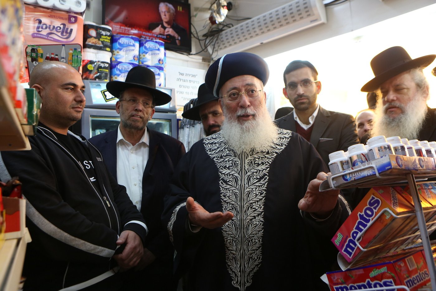 הגר"ש עמאר סייר בחנויות ובעסקים בירושלים • צפו בתיעוד