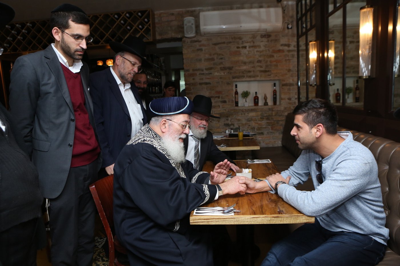 הגר"ש עמאר סייר בחנויות ובעסקים בירושלים • צפו בתיעוד