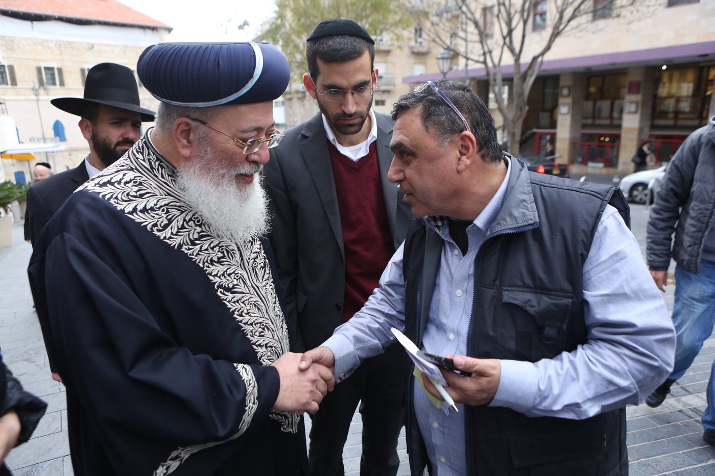הגר"ש עמאר סייר בחנויות ובעסקים בירושלים • צפו בתיעוד