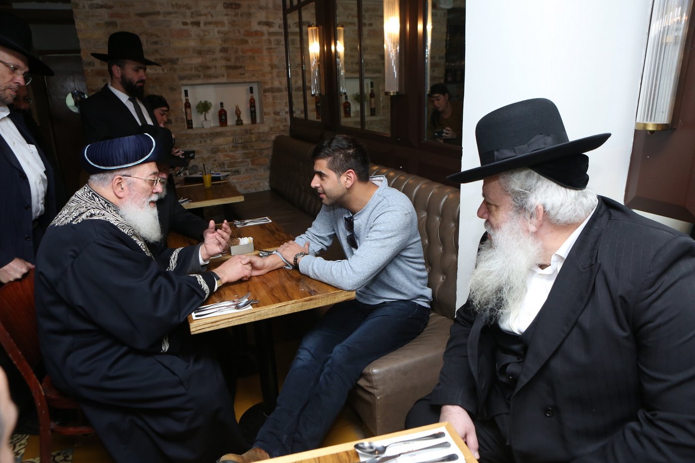הגר"ש עמאר סייר בחנויות ובעסקים בירושלים • צפו בתיעוד