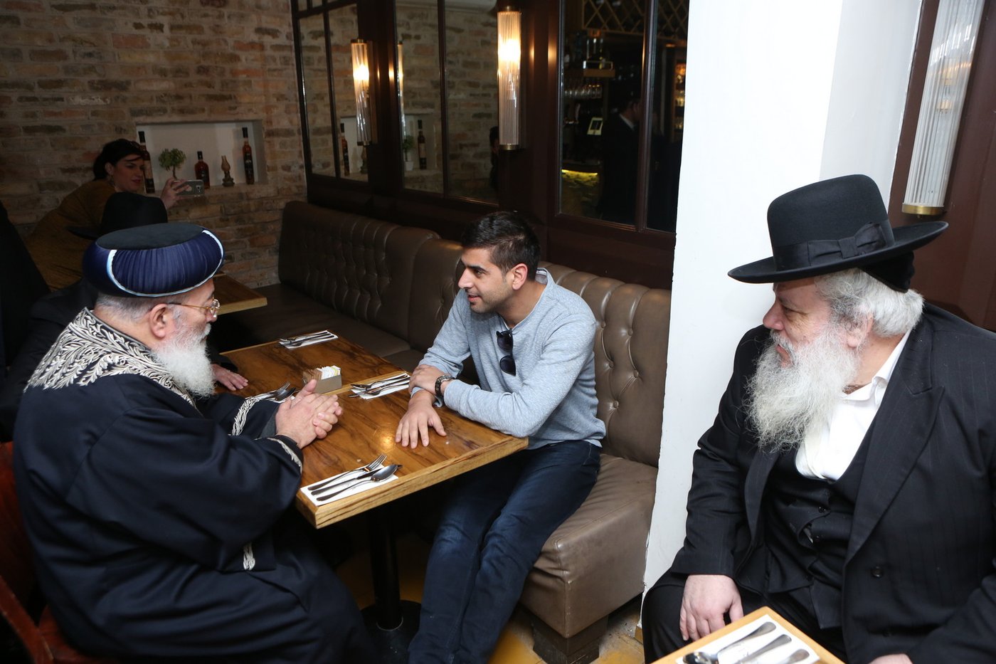 הגר"ש עמאר סייר בחנויות ובעסקים בירושלים • צפו בתיעוד