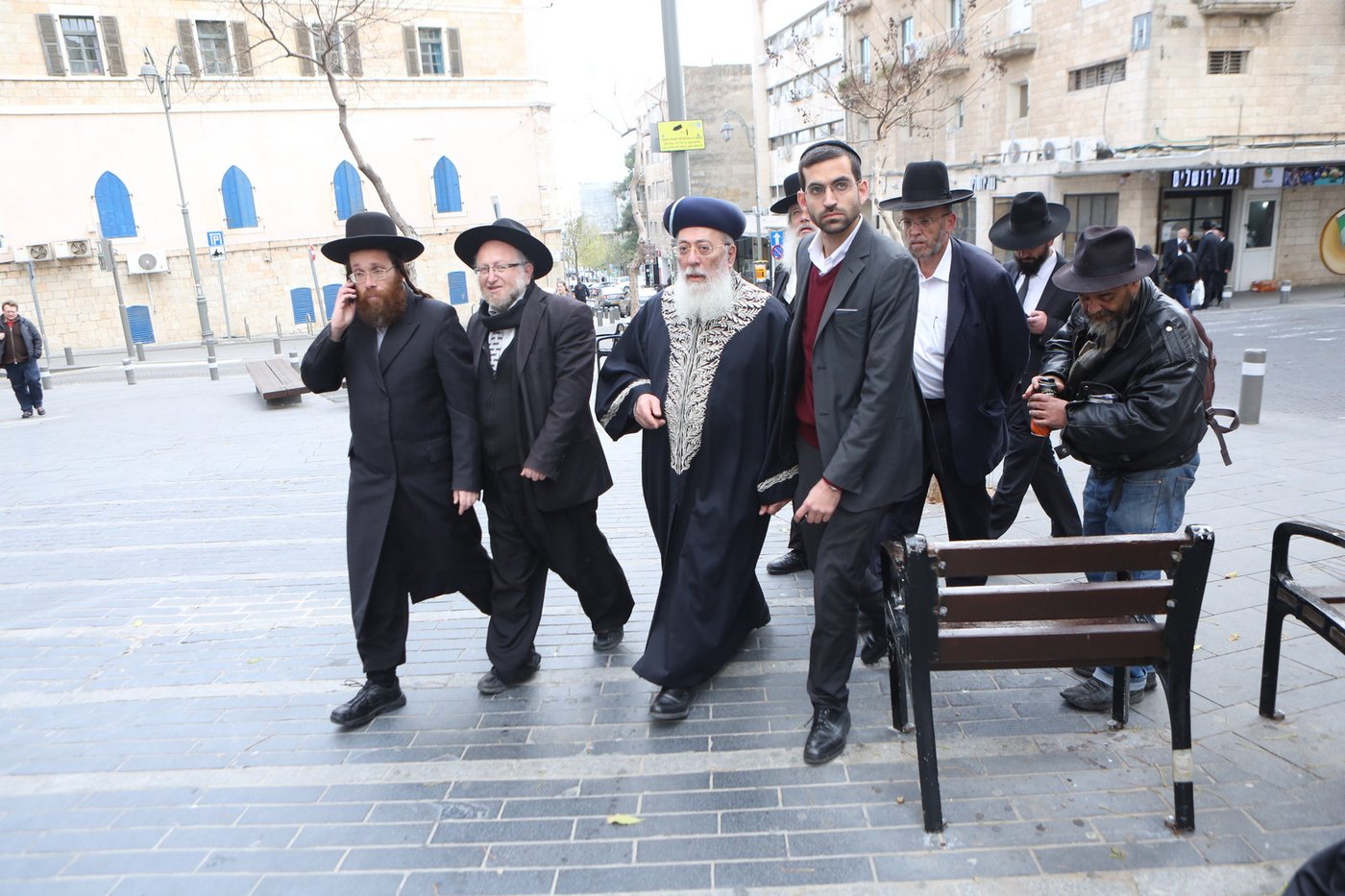 הגר"ש עמאר סייר בחנויות ובעסקים בירושלים • צפו בתיעוד