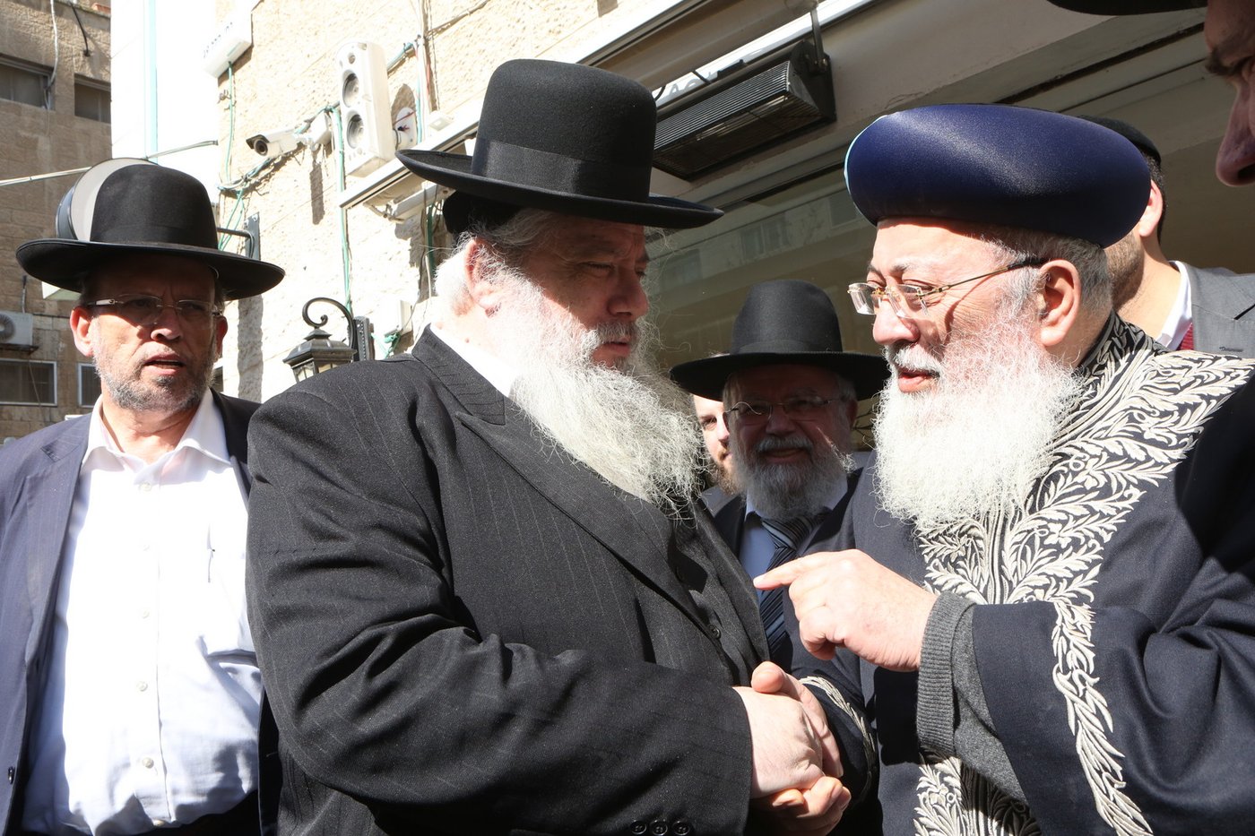 הגר"ש עמאר סייר בחנויות ובעסקים בירושלים • צפו בתיעוד