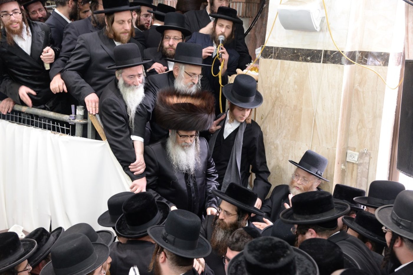 ברית, ריקודים וסעודה: צפו במסע של סאטמר