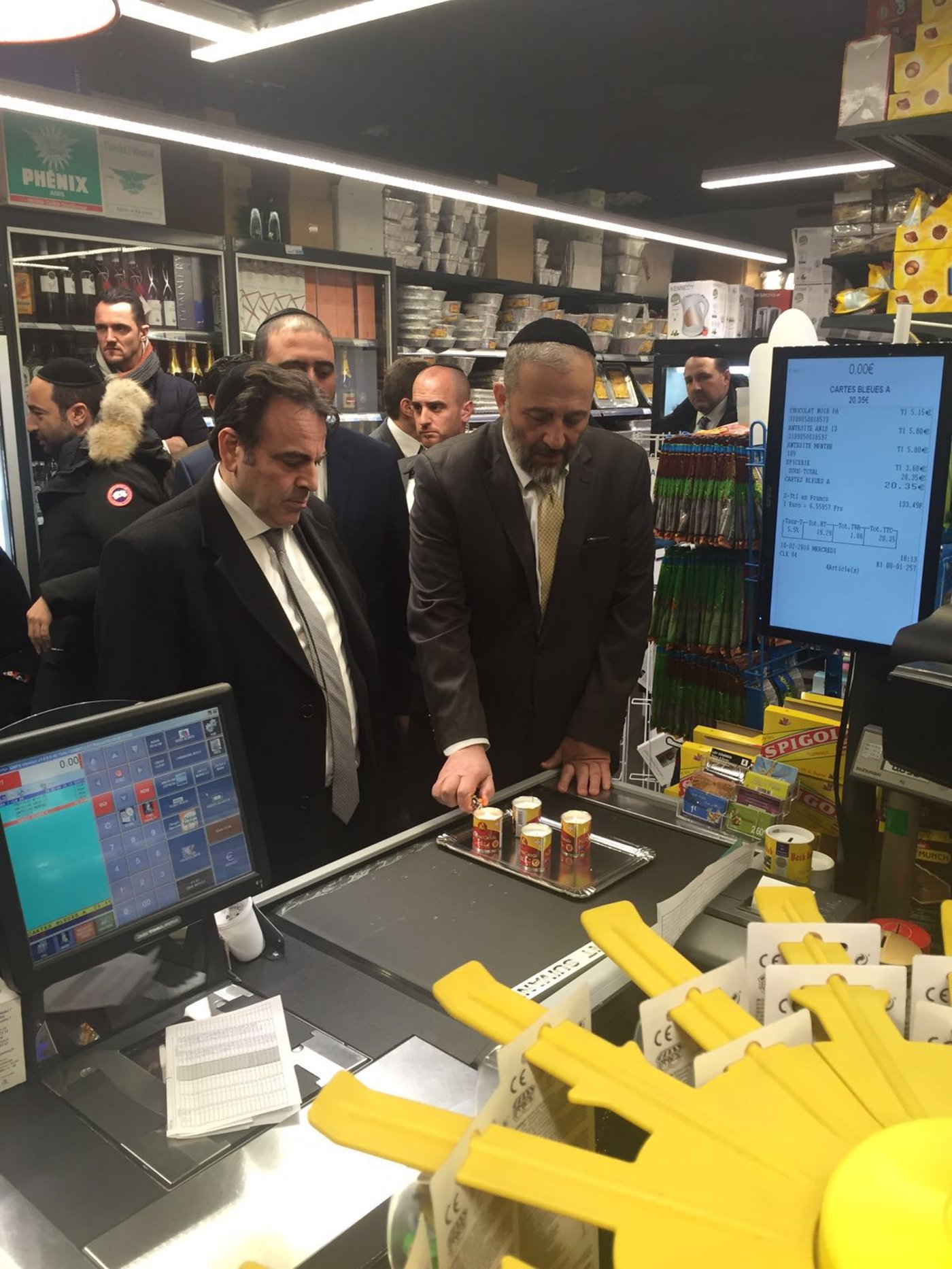 השר אריה דרעי ביקר ב'היפר הכשר' ואמר קדיש לזכר הנרצחים