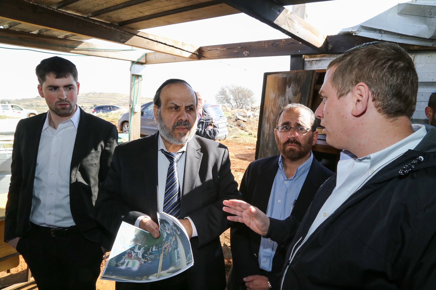 שר הדתות ביקר בבית הכנסת שנשרף בידי מחבלים