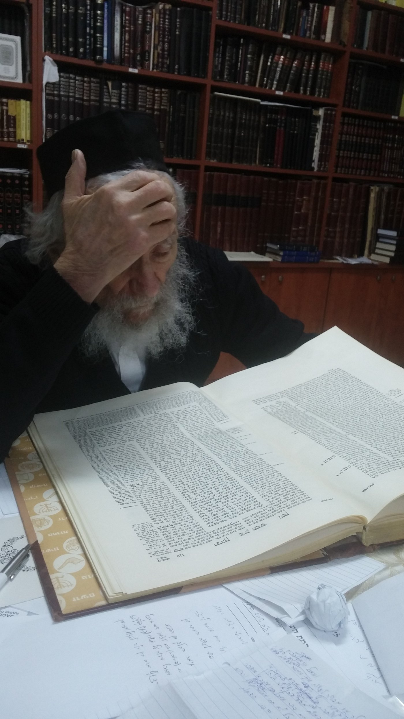 תמונות ראשונות: הרב אדלשטיין חוזר לשגרת יומו אחרי אשפוז בביה"ח