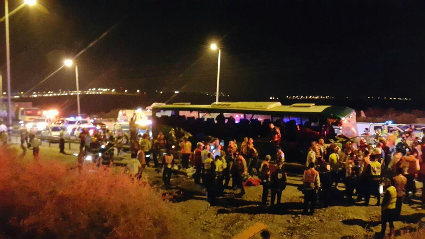 בדרך לבני ברק: שישה הרוגים בהתנגשות בין קו 402 ומשאית