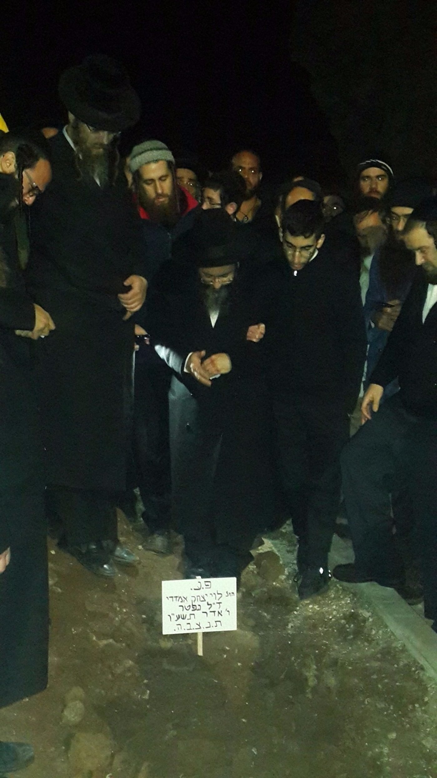 אביו של לוי יצחק אמדדי בכה: "הוא נפטר כבן תורה, חייבים להפסיק עם המחלוקת"