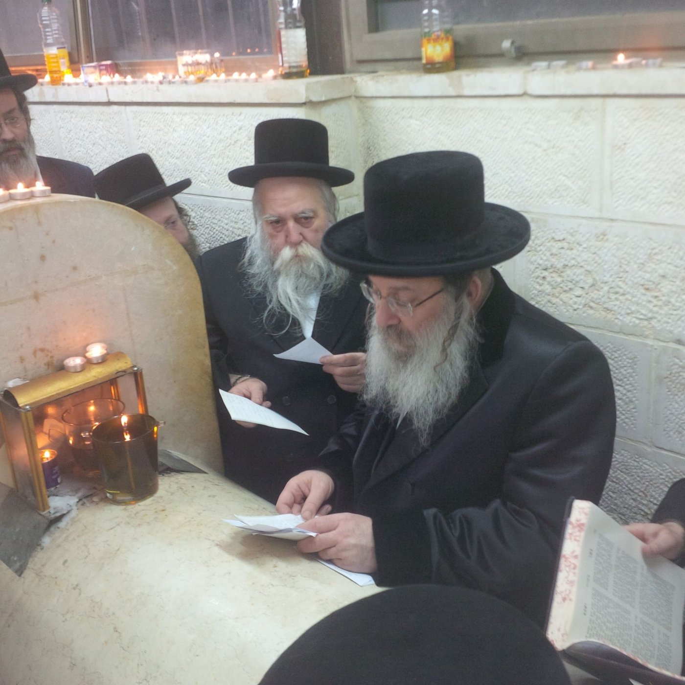 הרבי מנדבורנה עלה לציון אביו זיע"א • תיעוד