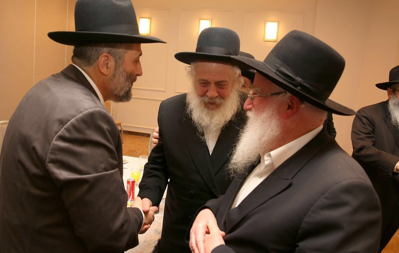 מפשירים את המתיחות: דרעי נועד עם חברי בית דין רבני חב"ד