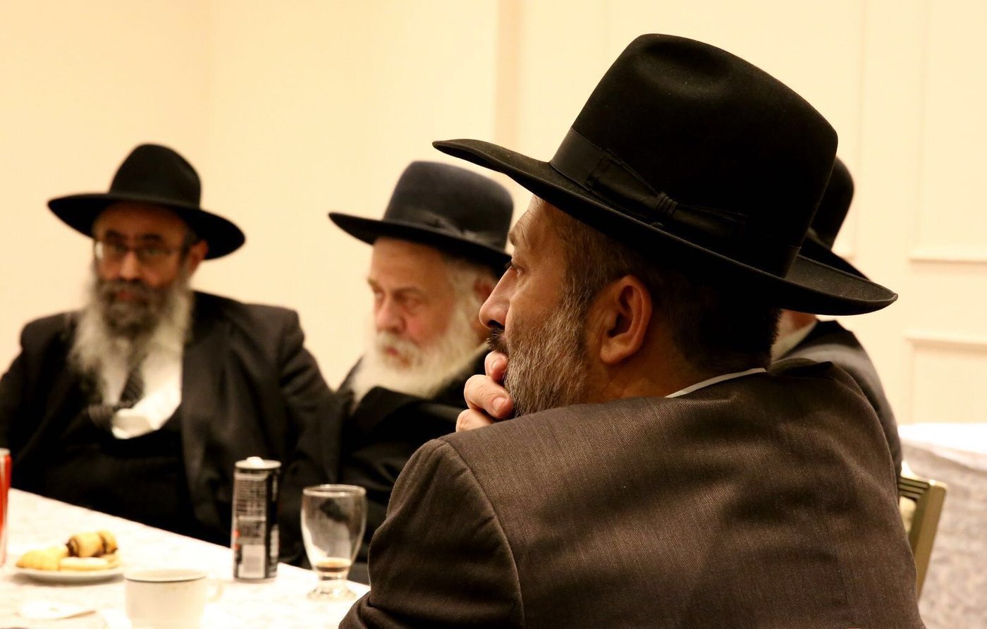 מפשירים את המתיחות: דרעי נועד עם חברי בית דין רבני חב"ד