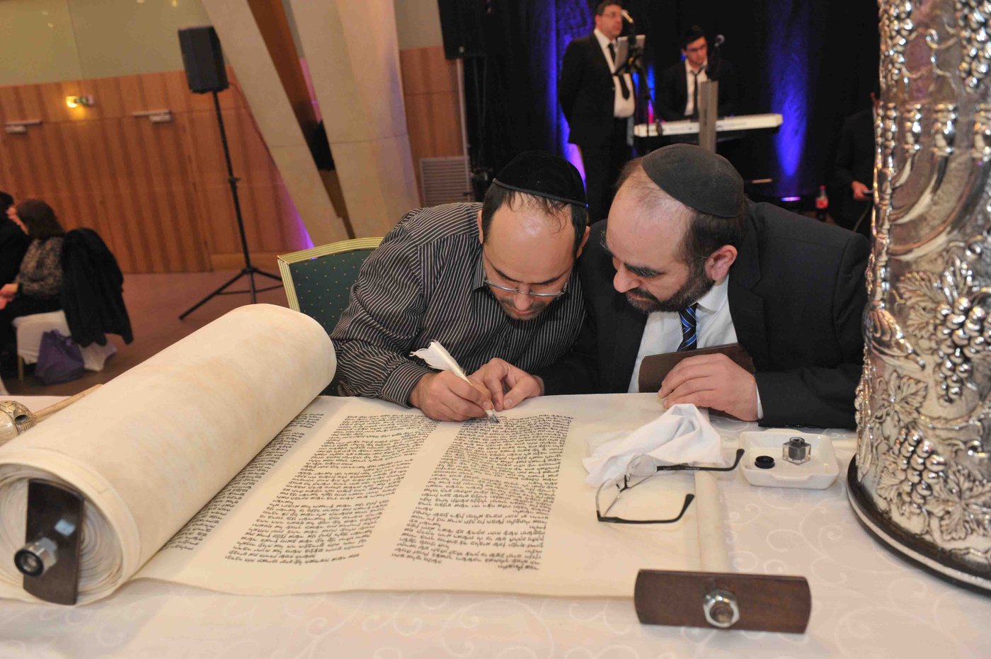 גלריה: הכנסת ספר תורה לזכר נרצחי הטבח בהיפר-כשר בפריז